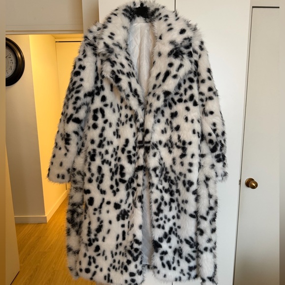 Vegan-Friendly Faux Fox Fur Oversized Coat w/ Dalmation Print - Picture 4 of 14